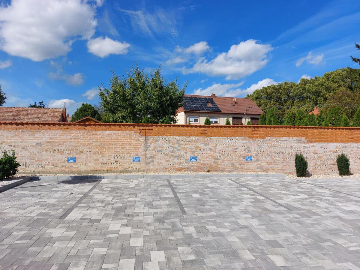Linden Apartman 107 Glamour (Adults Only) Mosonmagyarovar Exterior foto
